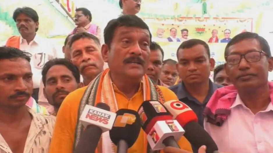 Pandian not ruling us now: BJP MP Pradip Purohit pulls up JE over development works