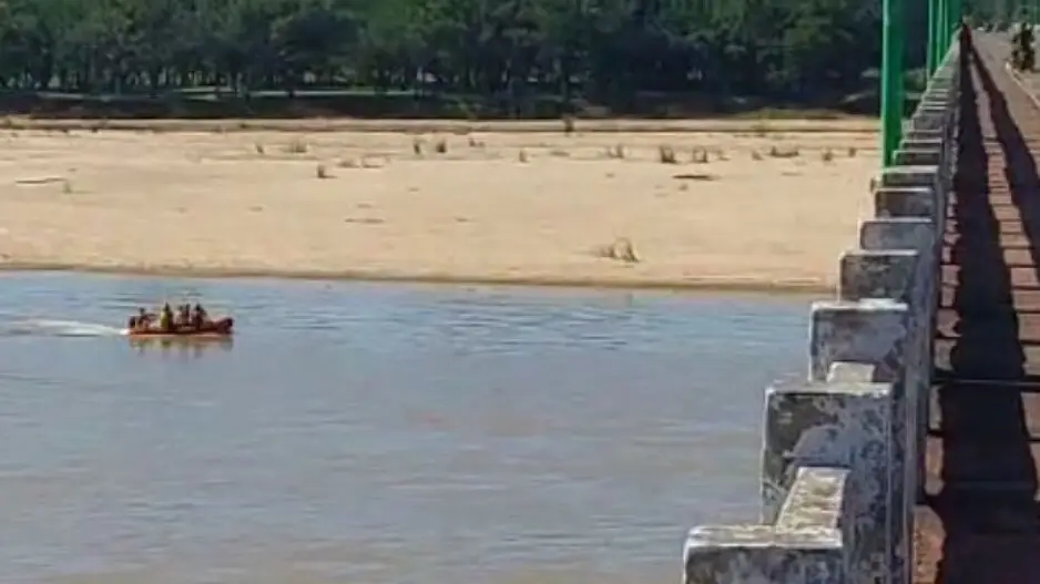 Youth jumps into Brahmani river in front of father in Dhenkanal, goes missing