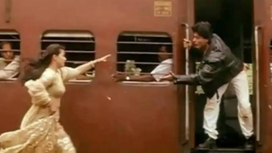 'Ja Simran Ja...': DDLJ's iconic scene 'recreation attempt' fails miserably! Woman in burqa falls from train; watch