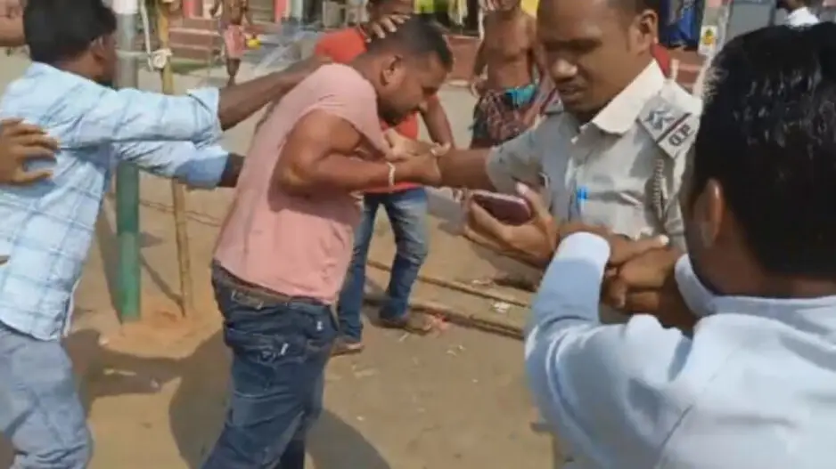 Mob attacks youth over Facebook comment in presence of police in Odisha