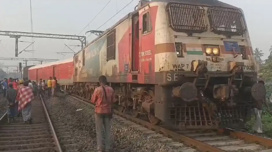 3 coaches of Secunderabad-Shalimar Superfast Express derail near Howrah, no casualty