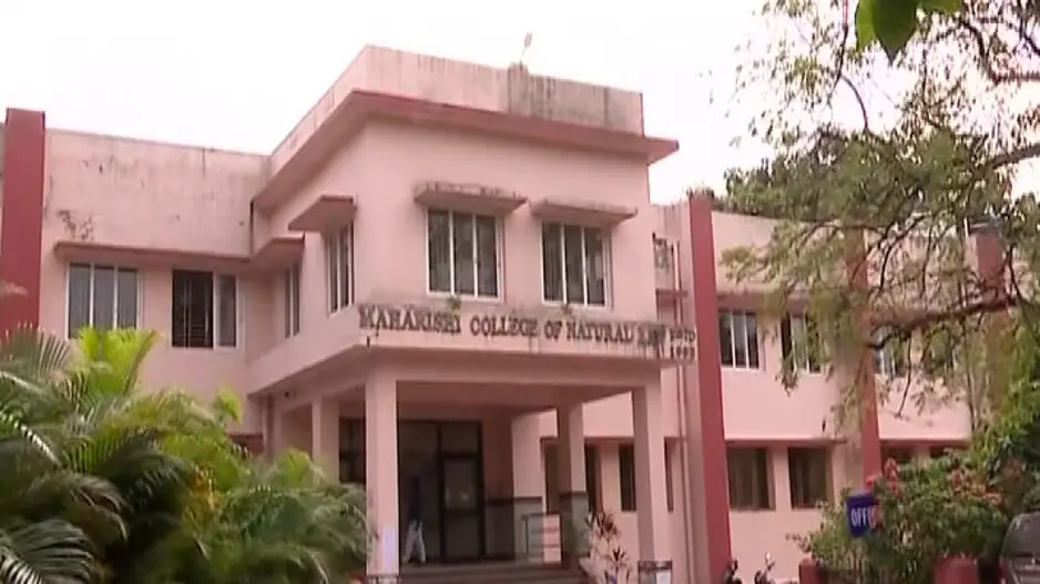 Lab Attendant injured in clash between two student groups at Maharishi College in Bhubaneswar