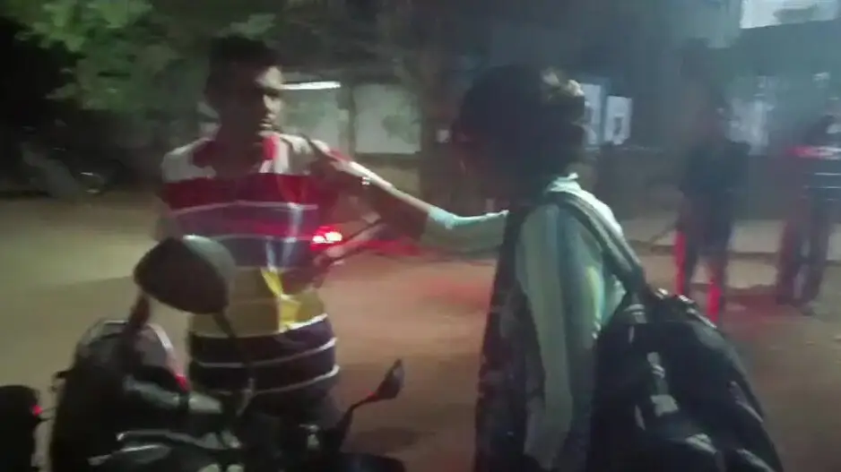 High drama ensues on Bhubaneswar street as ‘lovebirds’ fight in public