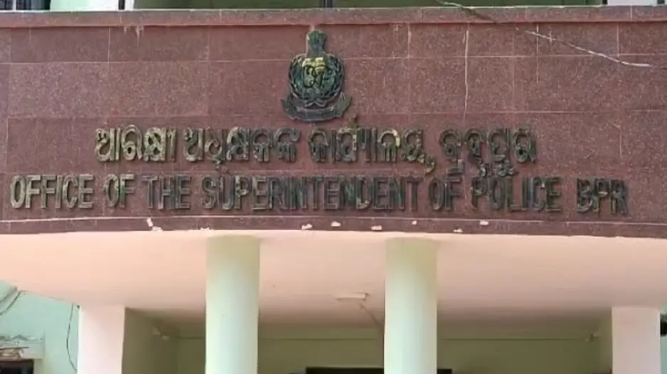 Odisha businessman trying to buy old chandelier worth Rs 60L duped of Rs 19L