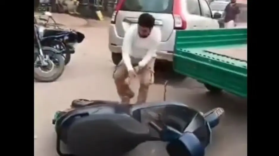 Ola electric scooter gave harrowing experience to customer who just went berserk on road! Watch