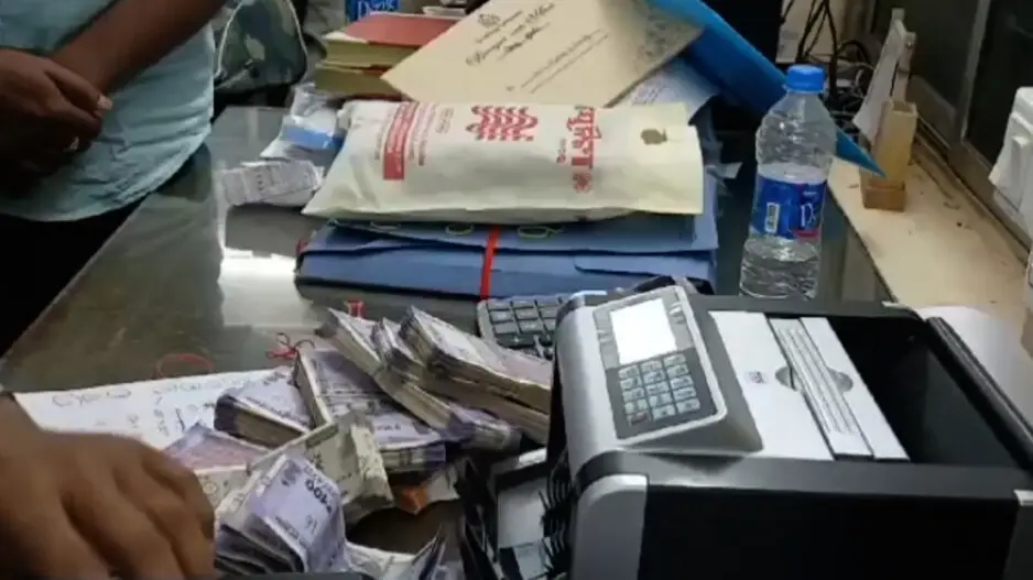 Vigilance traps junior clerk at Bhubaneswar’s Khandagiri sub-registrar office, Rs 15 lakh seized