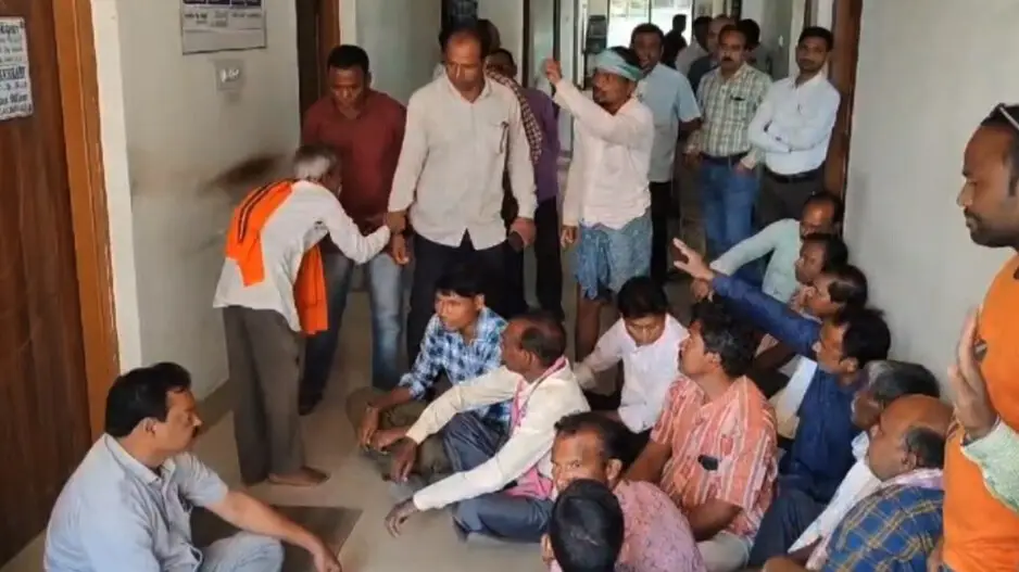 Farmers lock up Chief Civil Supplies Officer over paddy procurement irregularities in Bargarh