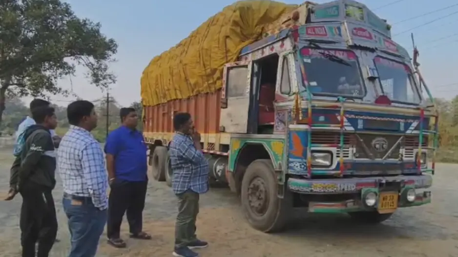 Paddy-laden truck with WB registration number seized in Sambalpur, illegal inter-state supply suspected