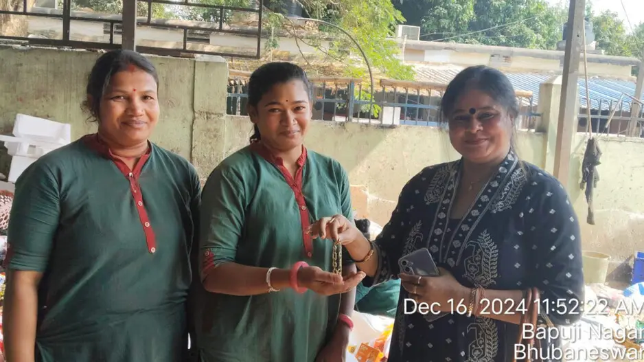 Odisha sanitation worker finds gold bracelet worth lakhs in garbage bin, returns it to owner