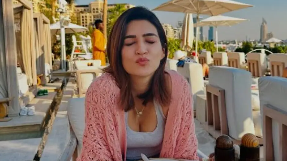 MS Dhoni spotted enjoying musical night with Kriti Sanon on New Year 2025 in Dubai
