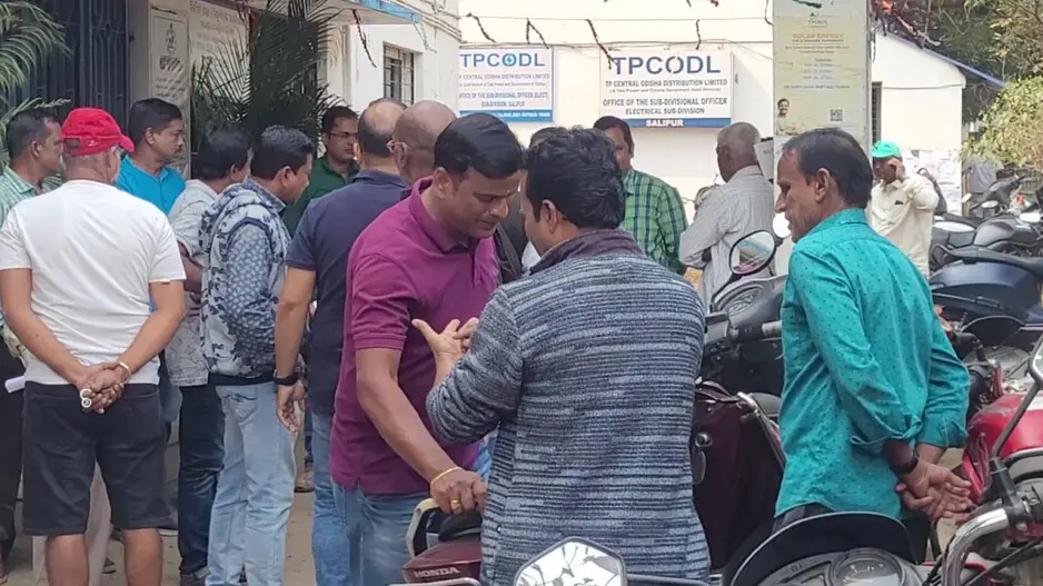 7,000 faulty meters! Consumers stage demonstration in Salipur over Tata Power's meter replacement move