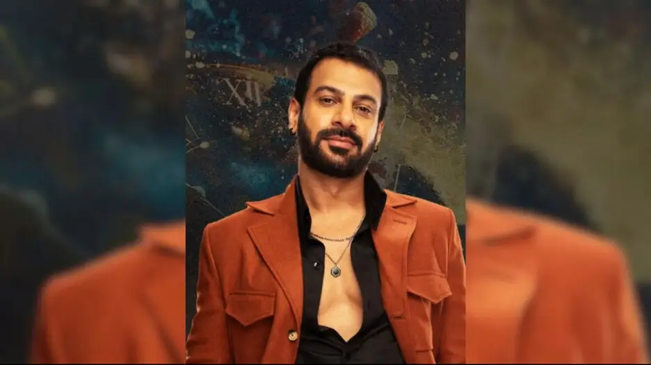 Karan Veer Mehra lifts the 'Bigg Boss 18' trophy