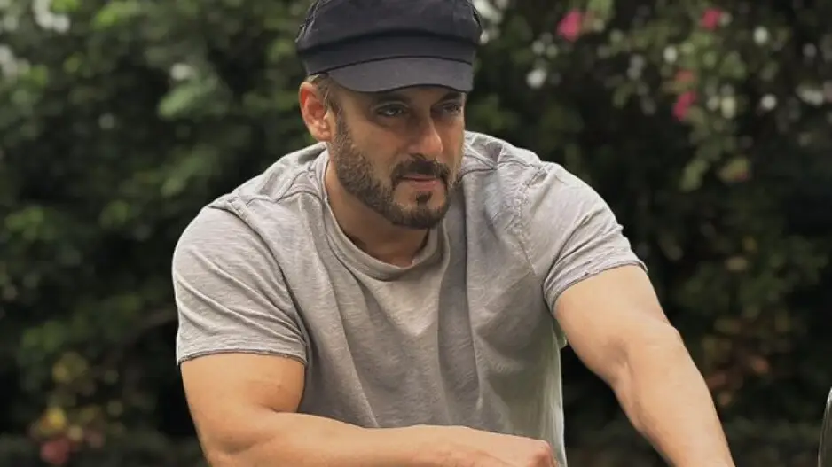 Salman Khan dares to shoot in the open amid death threats; Crowd goes berserk Watch
