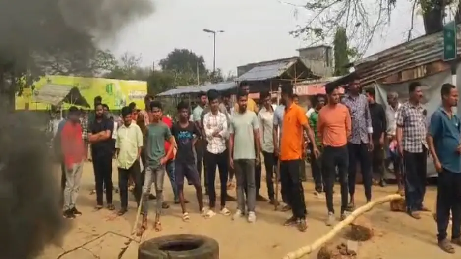 Under-trial prisoner dies: Family members stage road blockade in Cuttack alleging murder