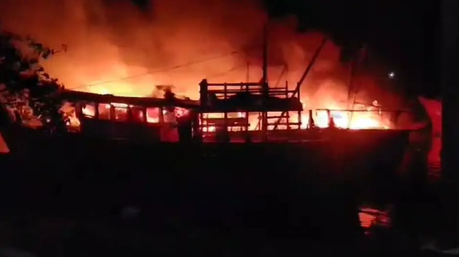 Massive fire devours 10 boats at fishing jetty in Odisha's Paradip
