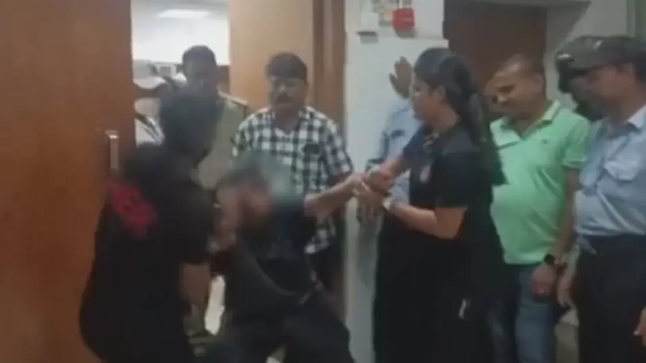 Intoxicated lady creates high drama outside liquor shop in Bhubaneswar