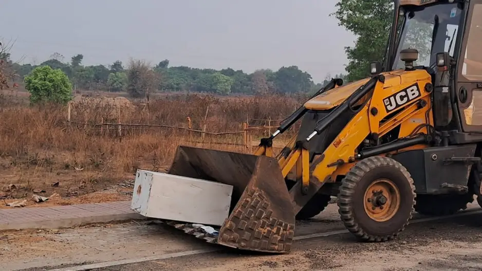 Robbers uproot ATM with JCB machine in brazen heist in Odisha’s Jharsuguda
