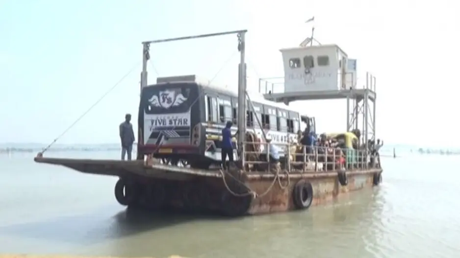 Non-operational floating bridge at Odishaâs Chilika forces people to risk their lives to cross lake