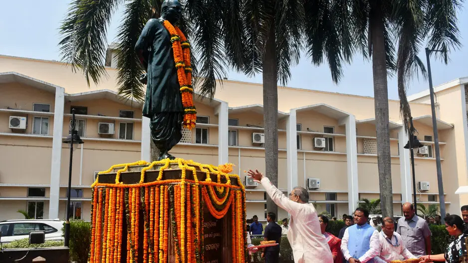 Odisha CM, other leaders pay tribute to Biju Patnaik on his death anniversary