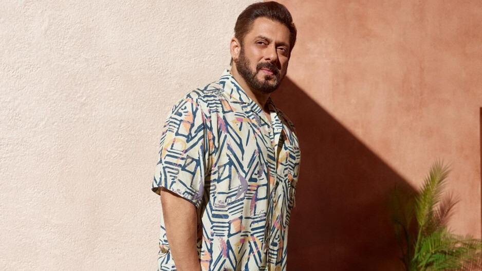 Art beyond Imagination; Salman Khan's fan paints live portrait in most unusual way
