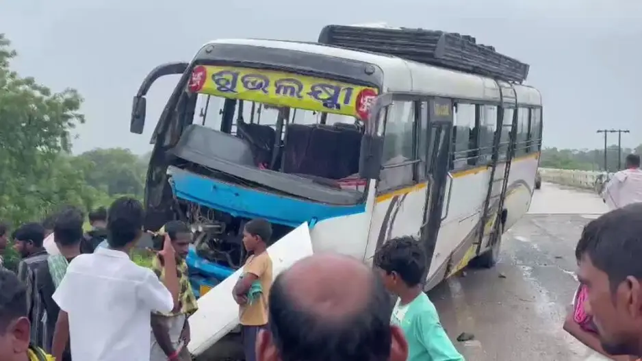 Over 20 injured as bus rams into bridge divider in Odisha’s Sonepur