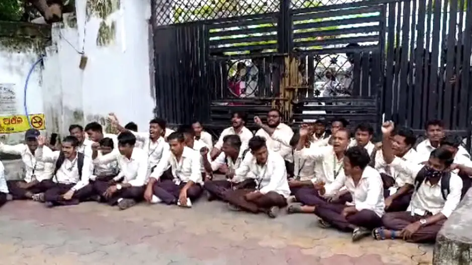Student unrest at Khallikote Unitary University over PG hostel closure