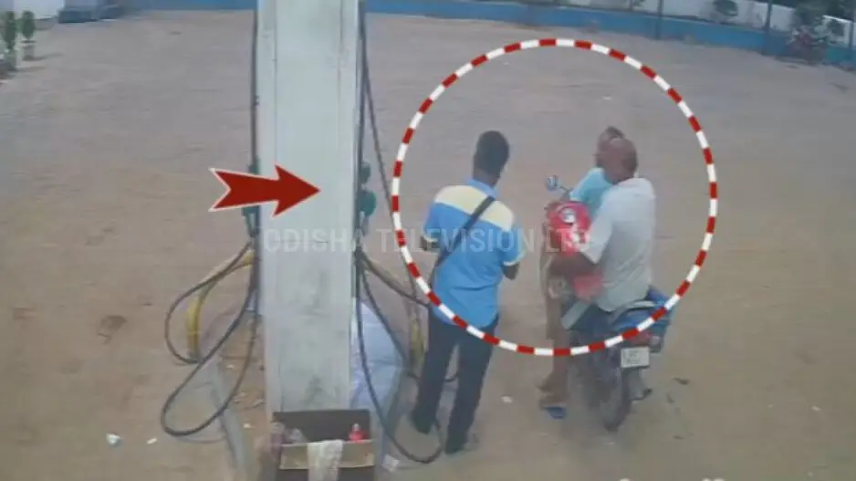 After bottle ban, Odisha man brings bikeās fuel tank to fill petrol