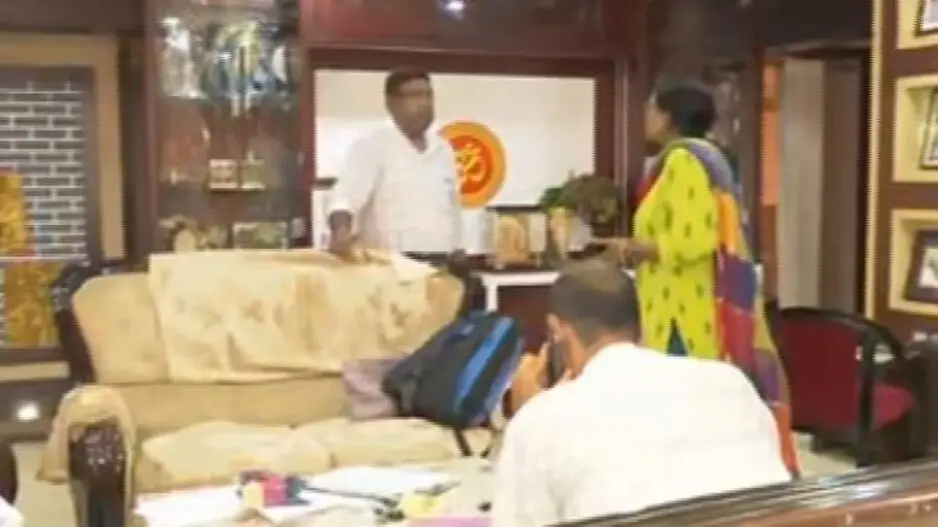 Odisha engineer throws bag containing cash and gold to dodge Vigilance, fails miserably