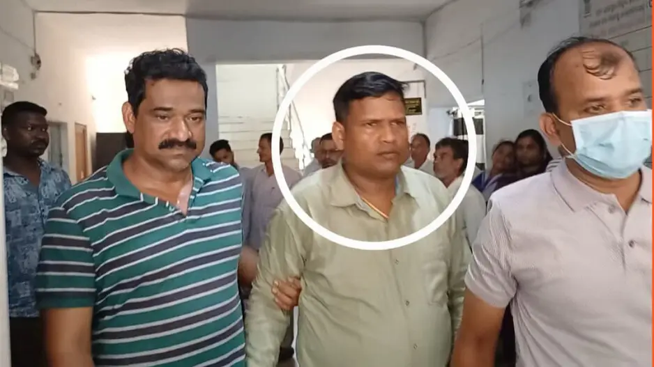 Tehsil clerk caught red-handed while taking bribe for land demarcation in Jajpur