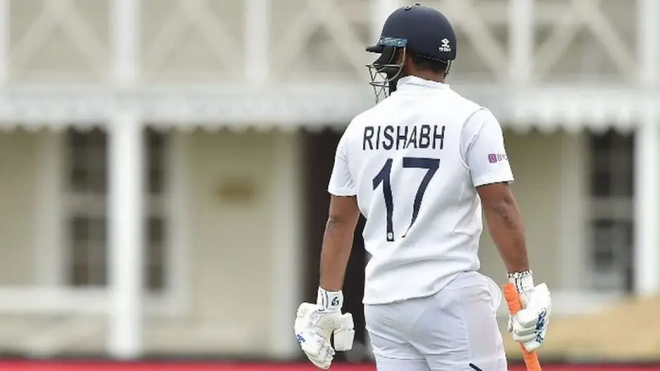 Famous Indian cricketer pays the fees of a tea-seller’s daughter, wins hearts with his kindness