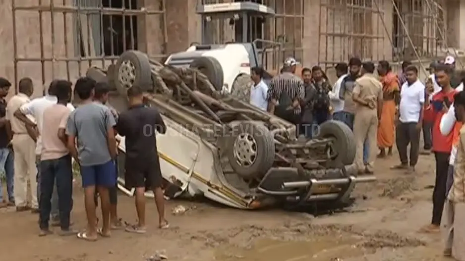 SUV plunges from Jagannath Ballav multi-level car parking in Puri, driver critical