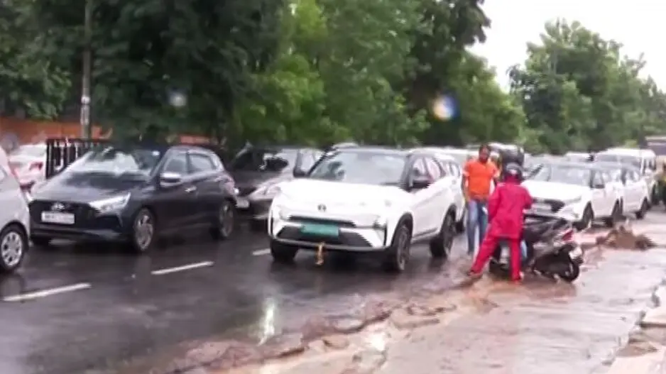 Heavy rain triggers traffic chaos in Bhubaneswar, commuters stranded