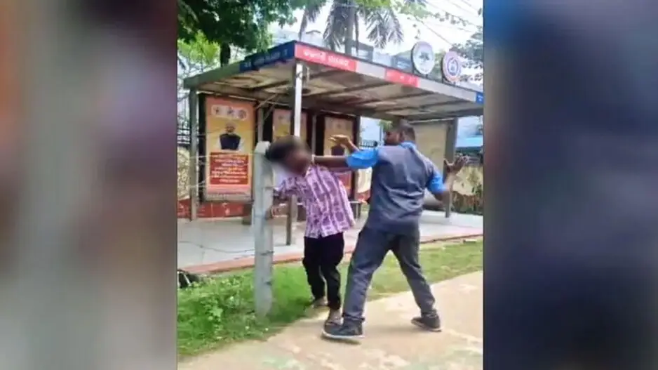 ‘Ama Bus’ conductor beats up passenger at Bhubaneswar bus stop, video goes viral
