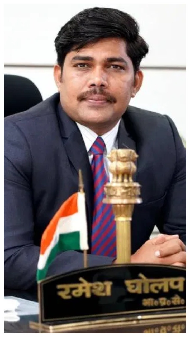 मां बेचती थी चूड़ियां, बेटा बना IAS, संघर्ष की मिसाल रमेश घोलप मां बेचती थी चूड़ियां, बेटा बना IAS, संघर्ष की मिसाल रमेश घोलप