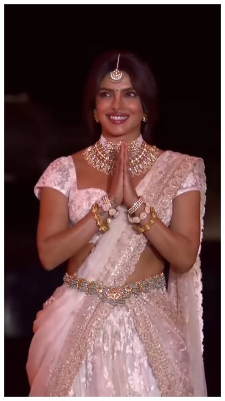 Priyanka Chopra ने वाराणसी इवेंट में अपने रॉयल लुक से मचाया धमाल Priyanka Chopra ने वाराणसी इवेंट में अपने रॉयल लुक से मचाया धमाल