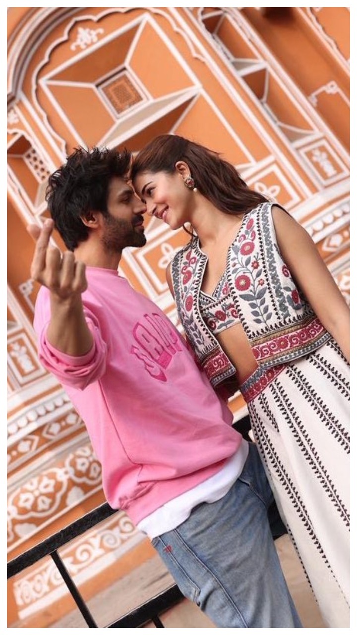 Kartik Aaryan–Ananya Panday जयपुर पहुंचे, हवा महल पर फोटोशूट से फैंस में उत्साह Kartik Aaryan–Ananya Panday जयपुर पहुंचे, हवा महल पर फोटोशूट से फैंस में उत्साह